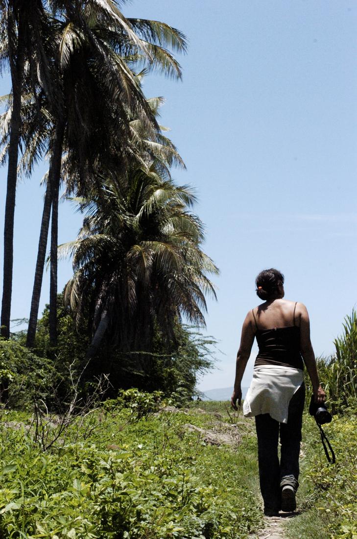 Céline Anaya Gautier sur un sentier, appareil à la main
